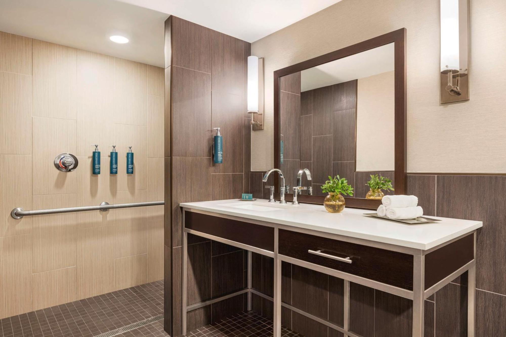 Hilton Avenue Hotel 4*