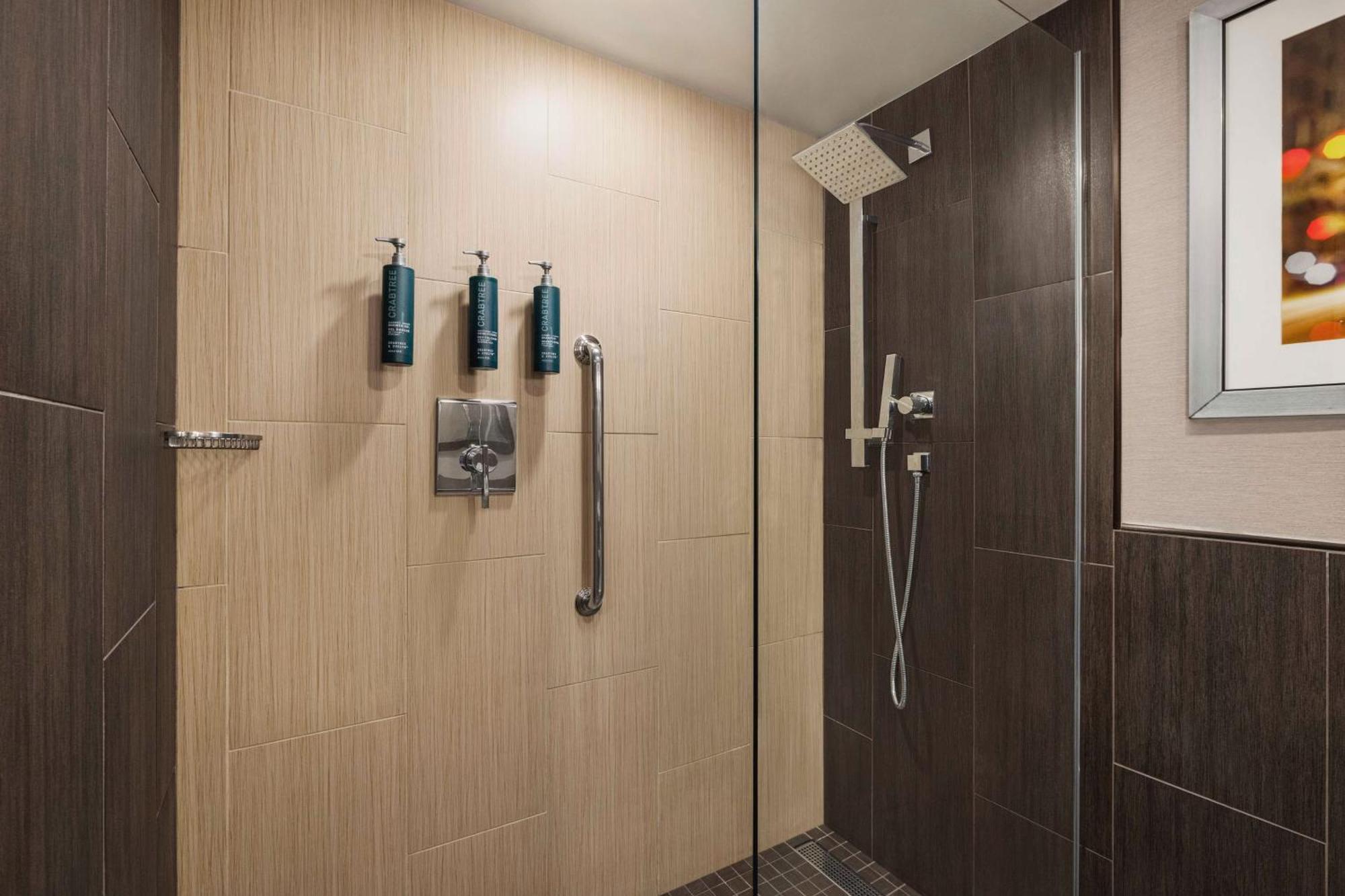 Hilton Avenue 4*