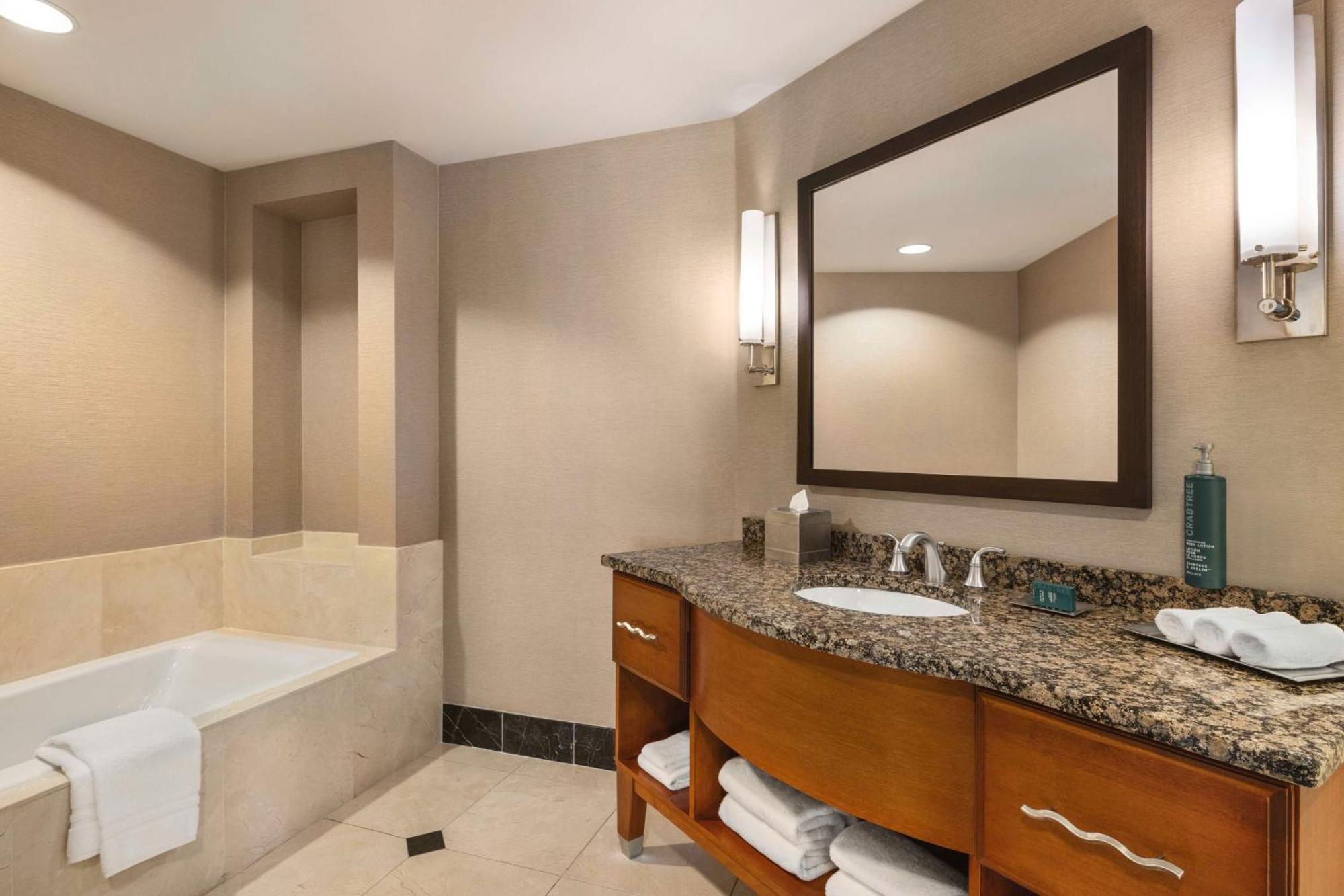 Hilton Avenue 4*